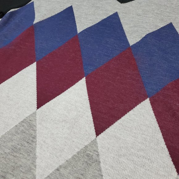 Lightweight V-neck Diamond Knit Sweater - Picture 3 of 5